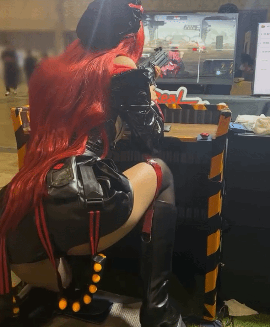 漫展现场Coser沉浸式玩《NIKKE》射击游戏