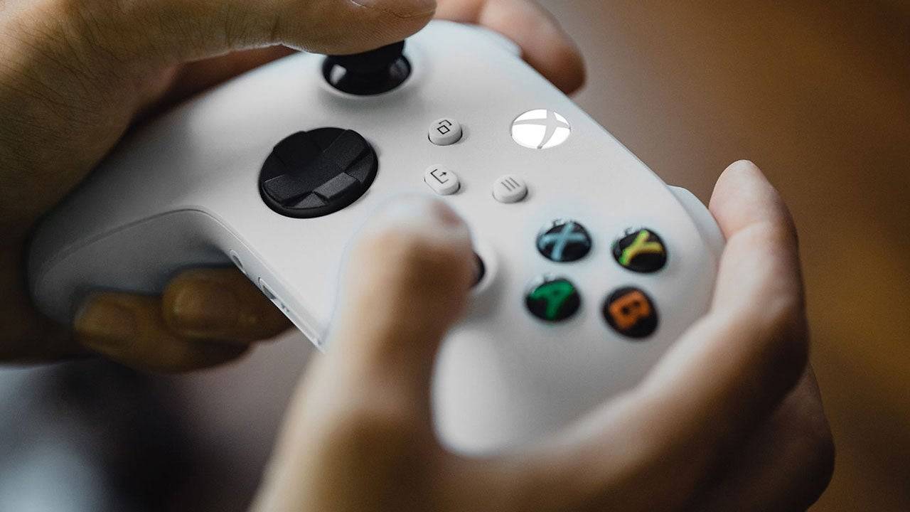 白色Xbox无线控制器操作实拍