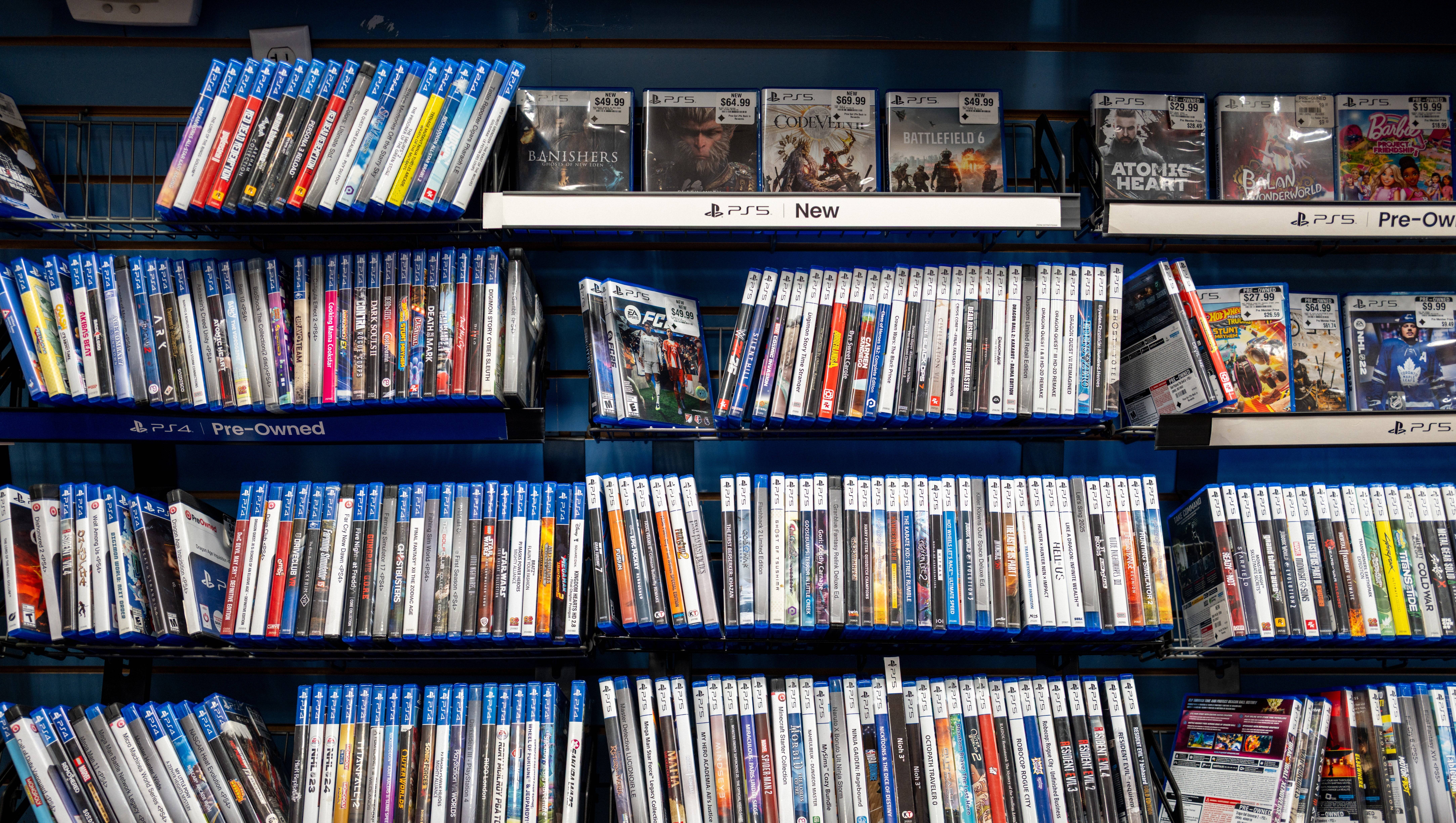 GameStop门店PlayStation实体游戏货架