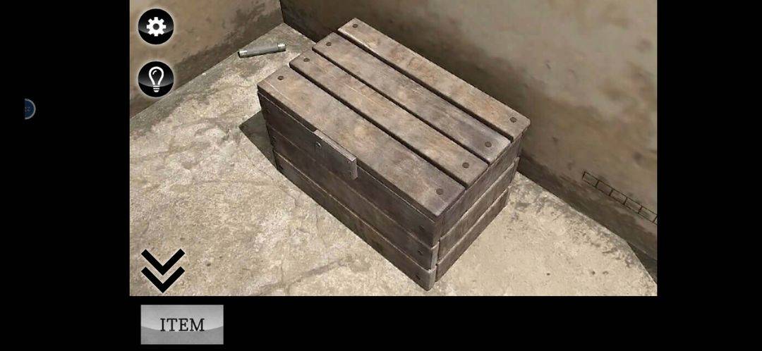 解谜游戏旧木箱旁的金属管场景