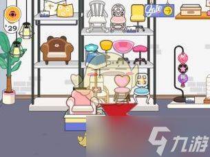 挑选家居用品放入纸箱