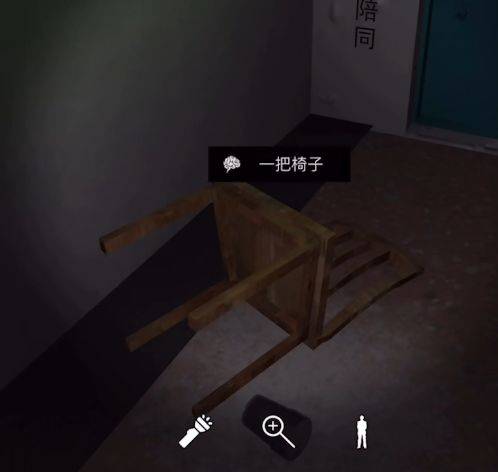走廊地上的一把椅子
