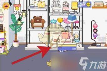 角色拿着纸箱离开家居用品店